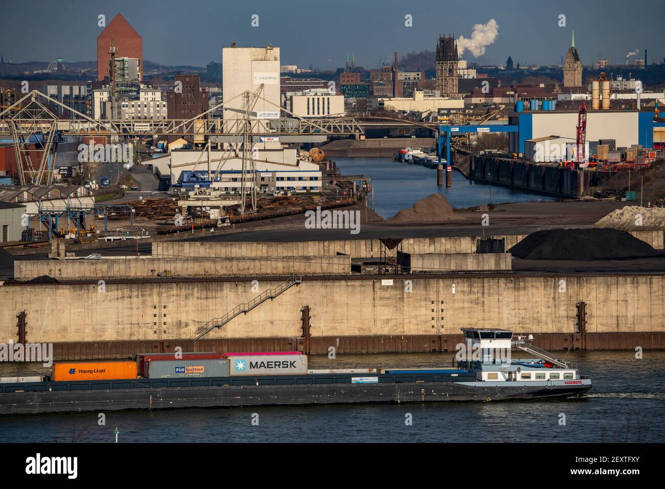 Duisburger Häfen, Rheinquay Nord, Außenhafen, im Hintergrund die Innenstadt mit Binnenhafen, Archivturm des Landesarchivs NRW, auf dem RHI Stockfoto