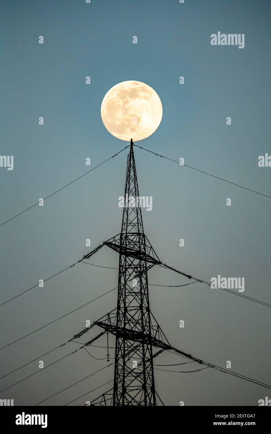 Vollmond, Hochspannungspylon, Übertragungsleitung Pylon, Deutschland, Stockfoto