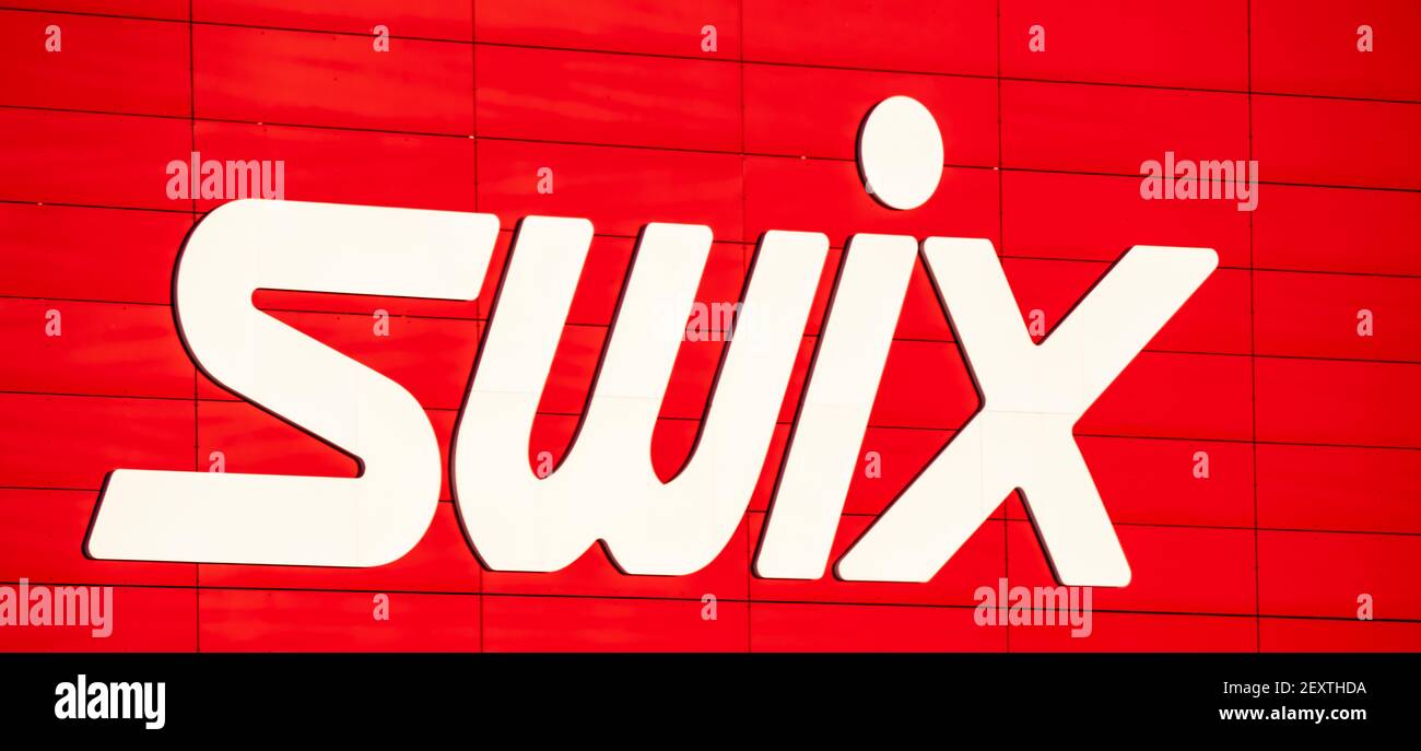 SWIX-Logo auf einer Fabrik und einem Ladengebäude, in dem Skiwachs verkauft wird. Stockfoto