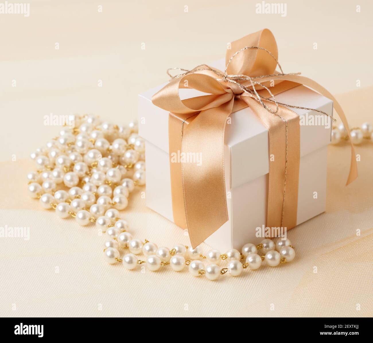 Geschenkbox und Perlenkette. Stockfoto
