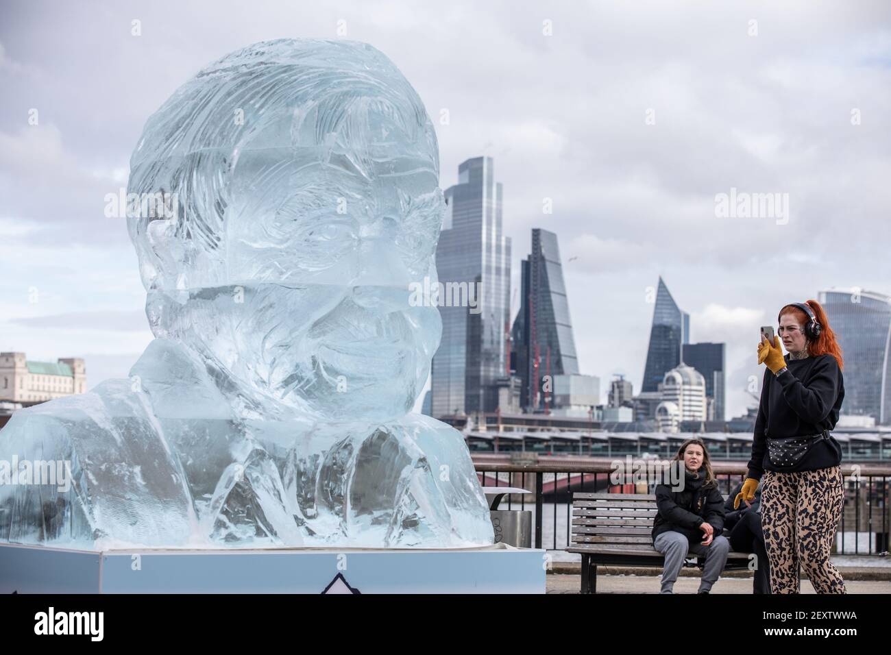 Eine riesige Eisskulptur von Sir David Attenborough steht entlang Die Southbank, um die arktische Eisschmelze zu demonstrieren, die von einem verursacht wird BRITISCHE PERSON ALLE 14 TAGE Stockfoto