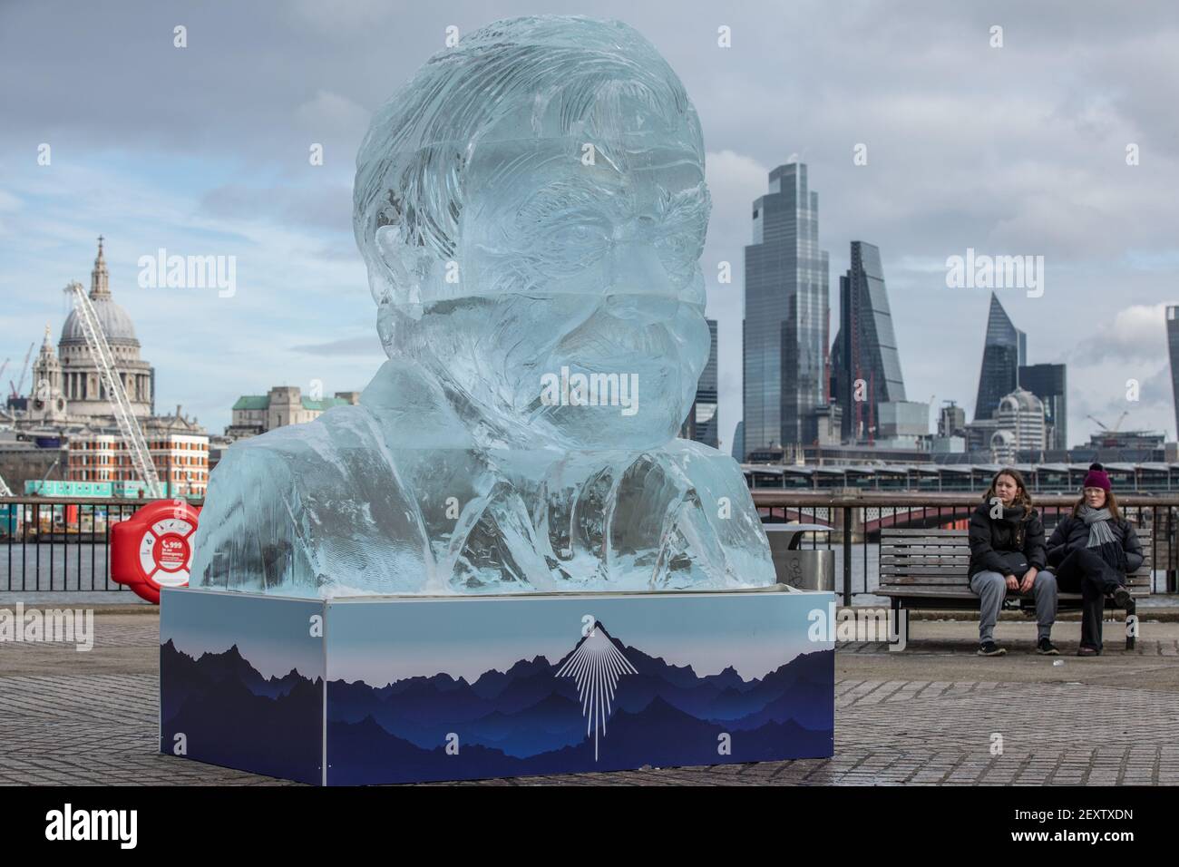 Eine riesige Eisskulptur von Sir David Attenborough steht entlang Die Southbank, um die arktische Eisschmelze zu demonstrieren, die von einem verursacht wird BRITISCHE PERSON ALLE 14 TAGE Stockfoto