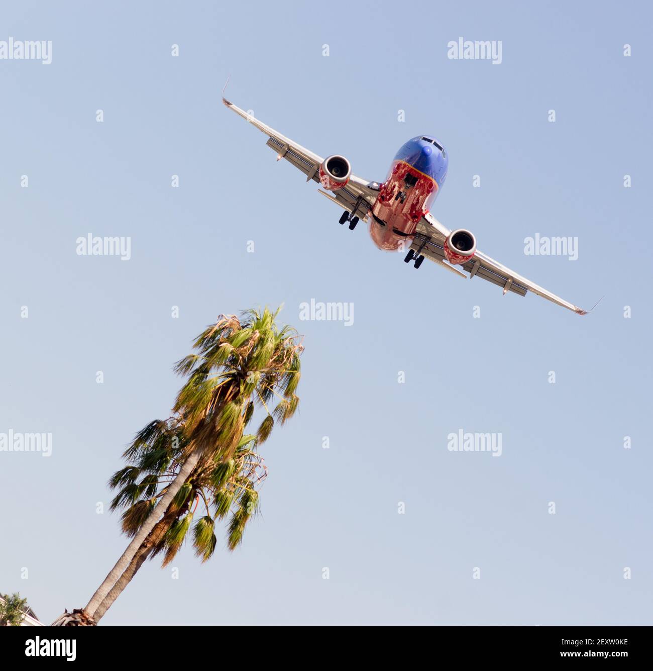 Jet-Flugzeug Inlandsflug der Fluggesellschaft steigt zur Landung ab Stockfoto