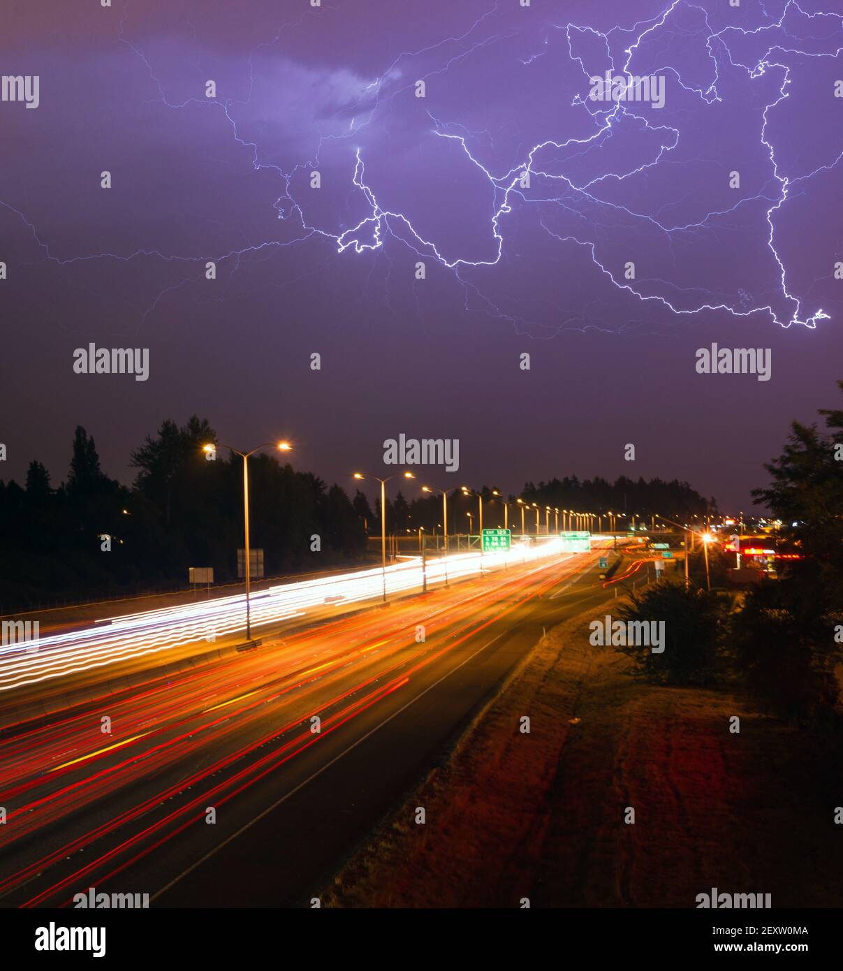 Gewitter Blitz Srikes über Tacoma Washington I-5 Highway Stockfoto