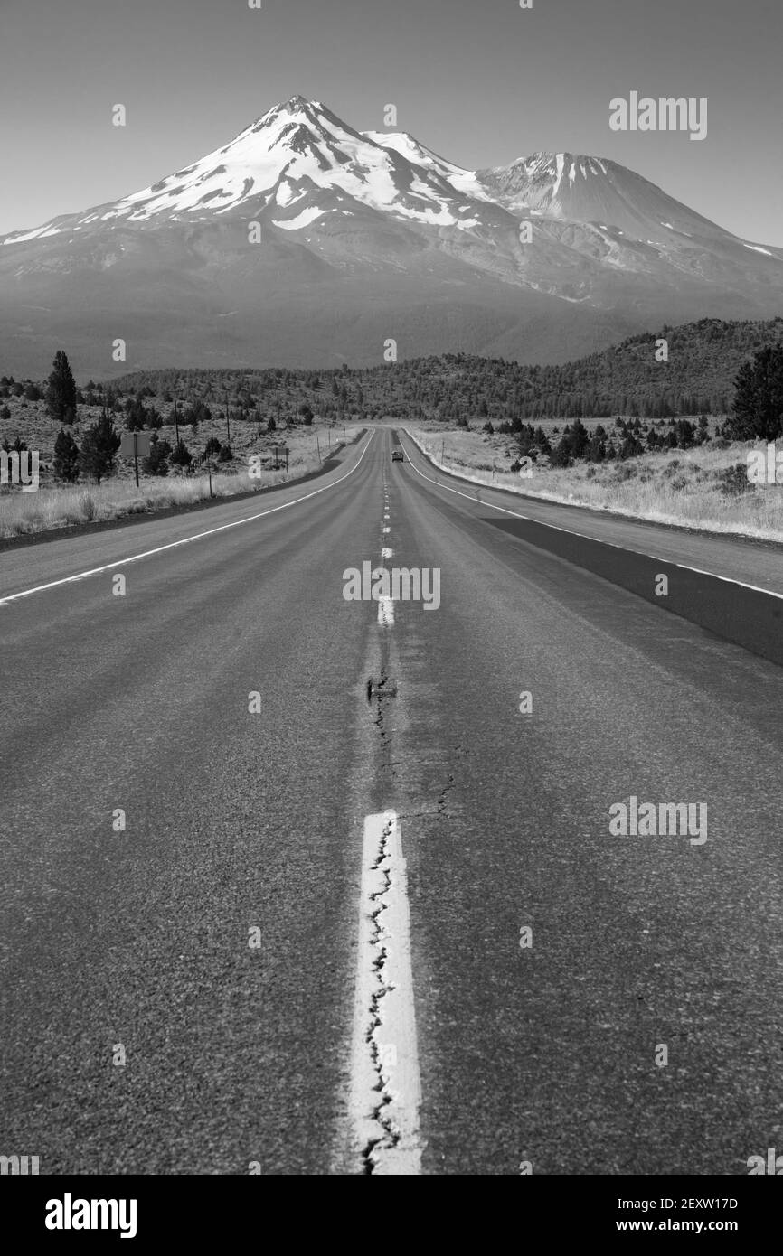 Der California Highway Führt In Richtung Mountain Landscape Mt Shasta Cascade Highway Stockfoto