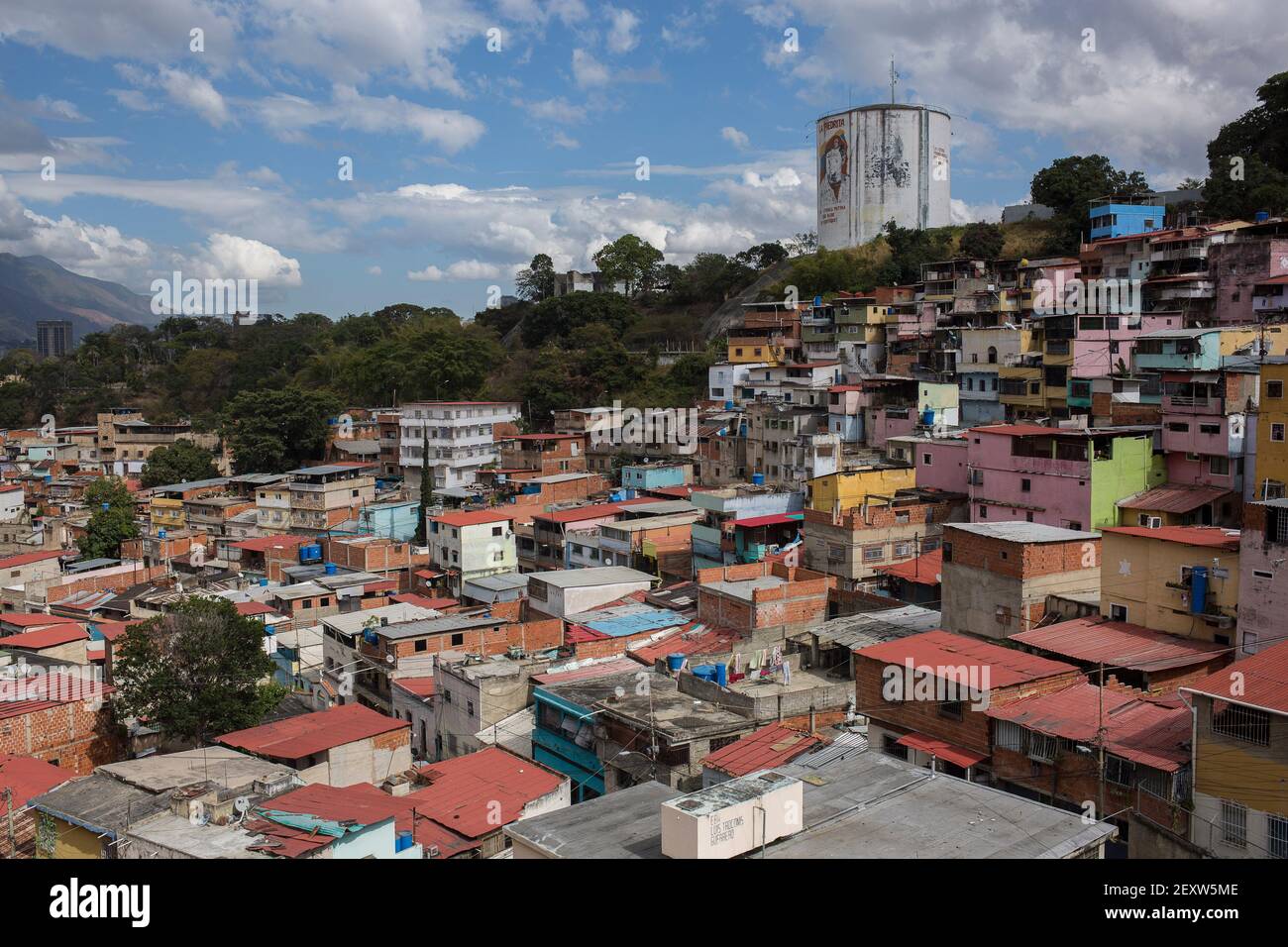 Caracas, Venezuela. März 2021, 04th. Auf einem Wasserturm ist ein Wandgemälde zu sehen, das den verstorbenen venezolanischen Präsidenten Hugo Chavez darstellt. Venezuela hat einen Personenkult um den verstorbenen Präsidenten entwickelt und es ist üblich, Wandmalereien seines Gesichts in der Hauptstadt zu finden. Am Freitag, den 5. März, jährt sich sein Tod zum achten Mal. Kredit: Pedro Ramses Mattey/dpa/Alamy Live Nachrichten Stockfoto