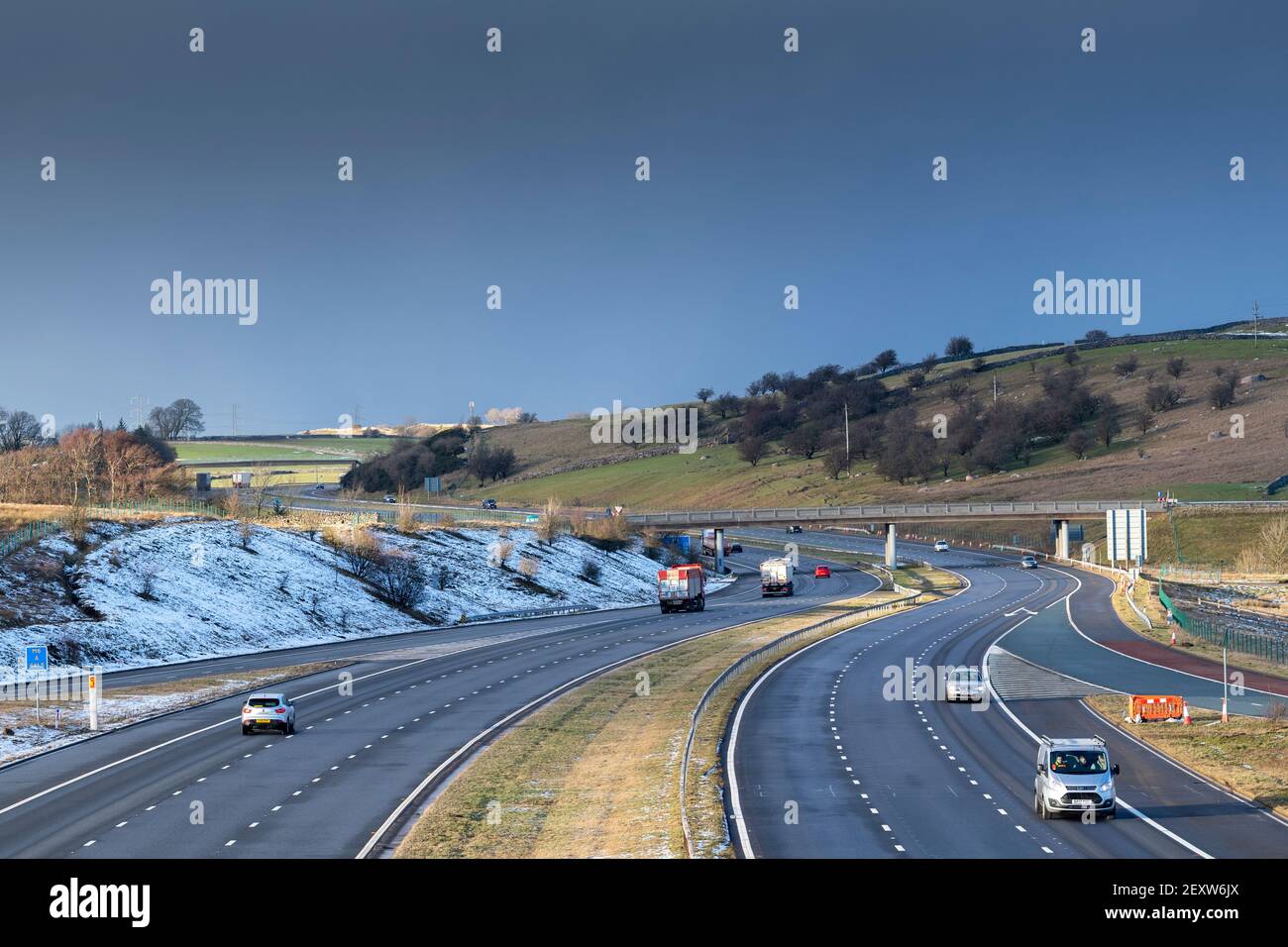 Verkehr auf der Autobahn M6 in Shap in Cumbria an einem Winterabend. Stockfoto