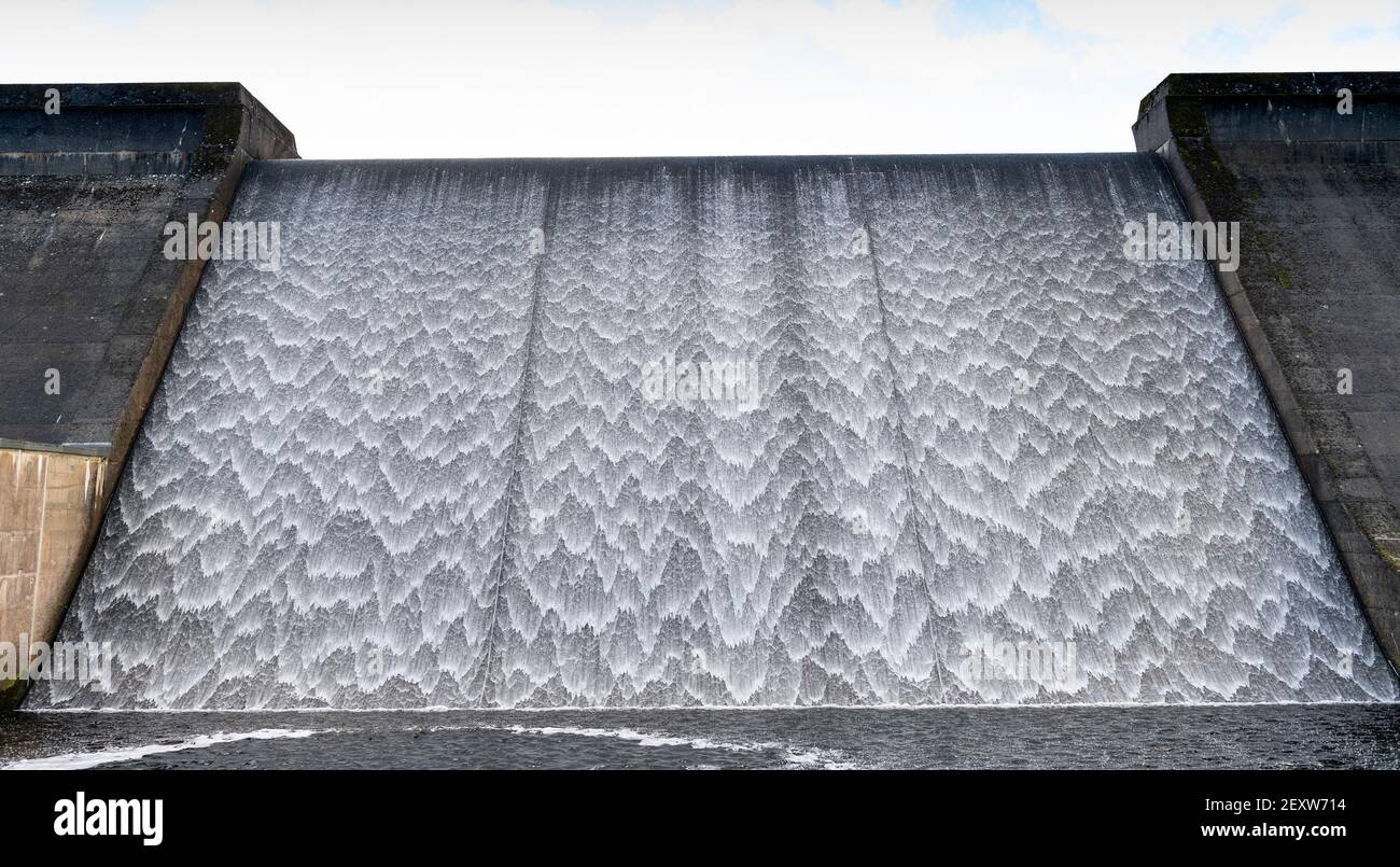 Wasser fließt über den Überlaufauslass auf dem Wet Sleddale Reservoir in der Nähe von Shap in Cumbria, Großbritannien. Stockfoto