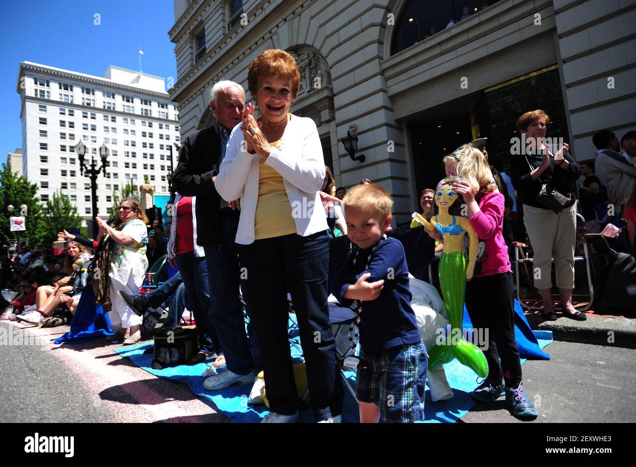 Kinder scheuen sich davor zurück, während der großen Blumenparade am 7th 2014. Juni fotografieren zu lassen. Die blumige Prozession durch Portland ist seit über 100 Jahren eine jährliche Tradition. (Foto: Alex Milan Tracy/Sipa USA) Stockfoto