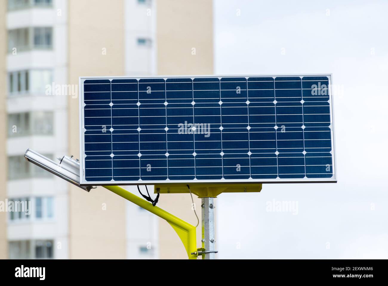 Straßenlaterne mit Solarbatterien Stockfoto