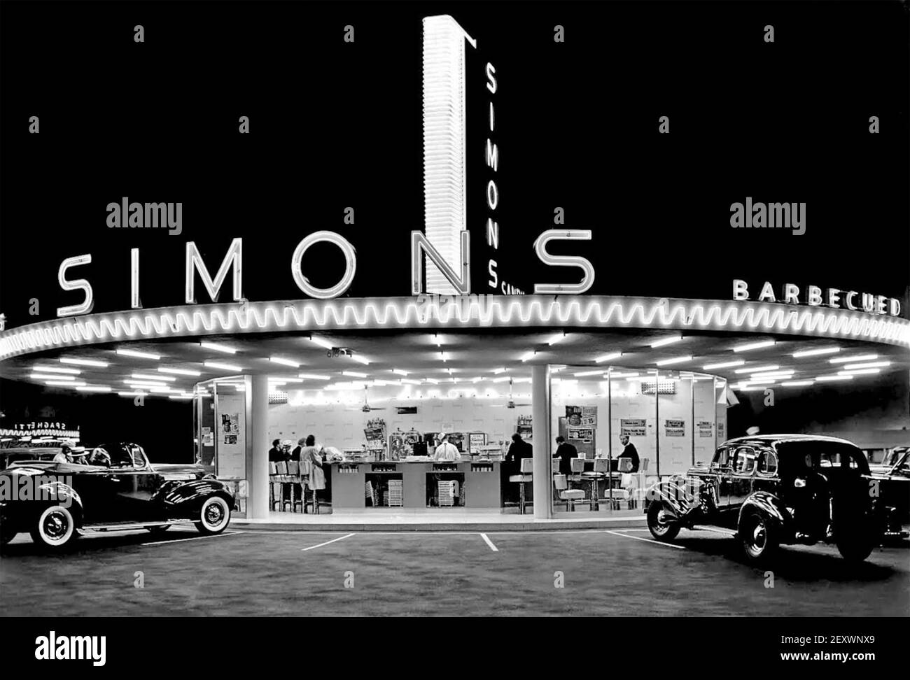 AMERIKANISCHE FAHRT IM RESTAURANT Simon's Drive-in an der Kreuzung von Fairfax Avenue und Wiltshire Boulevard, Los Angeles, im Jahr 1939 Stockfoto