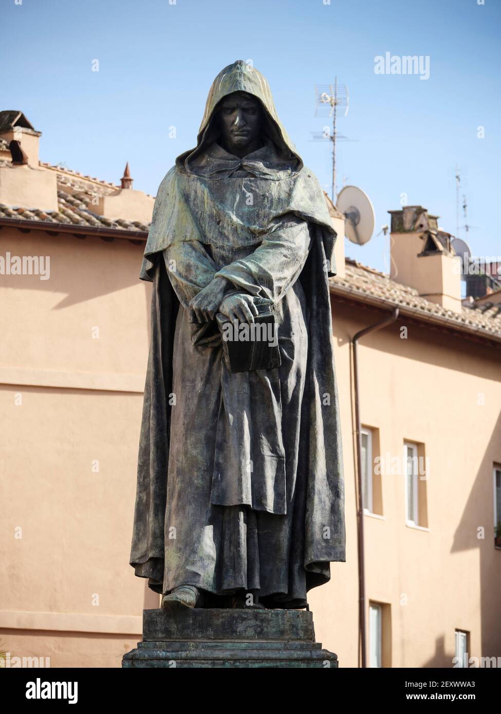 Statue von Giordano Bruno (1548 – 1600) auf der Piazza di Campo de' Fiori, Rom, Italien. Stockfoto
