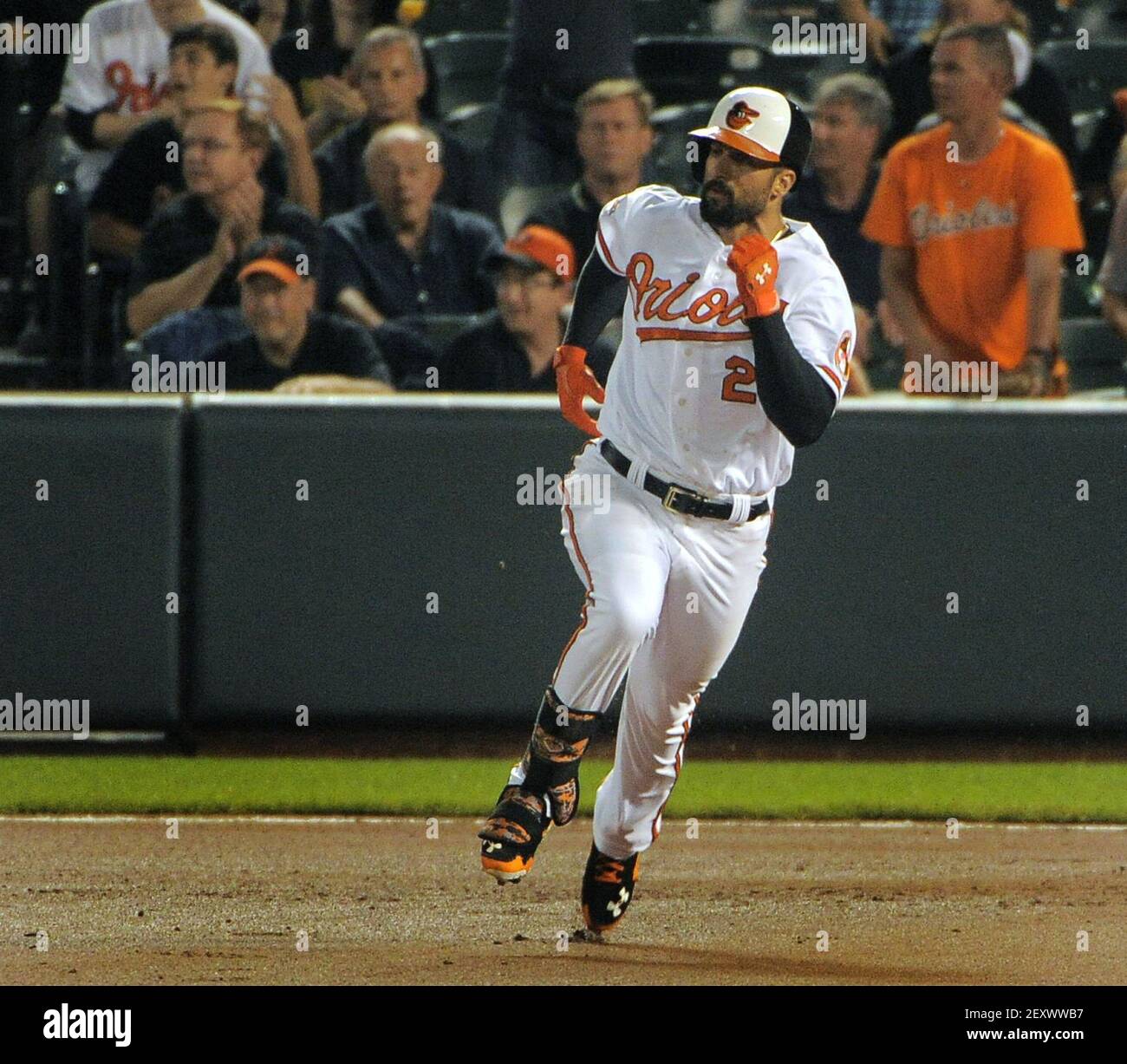 Baltimore Orioles' Nick Markakis (21) läuft mit einem RBI Double to Plate Jonathan Schoop während des siebten Innings im Oriole Park bei Camden Yards in Baltimore am Donnerstag, 12. Juni 2014 zur zweiten Basis. (Foto von Karl Merton Ferron/Baltimore Sun/MCT/Sipa USA) Stockfoto