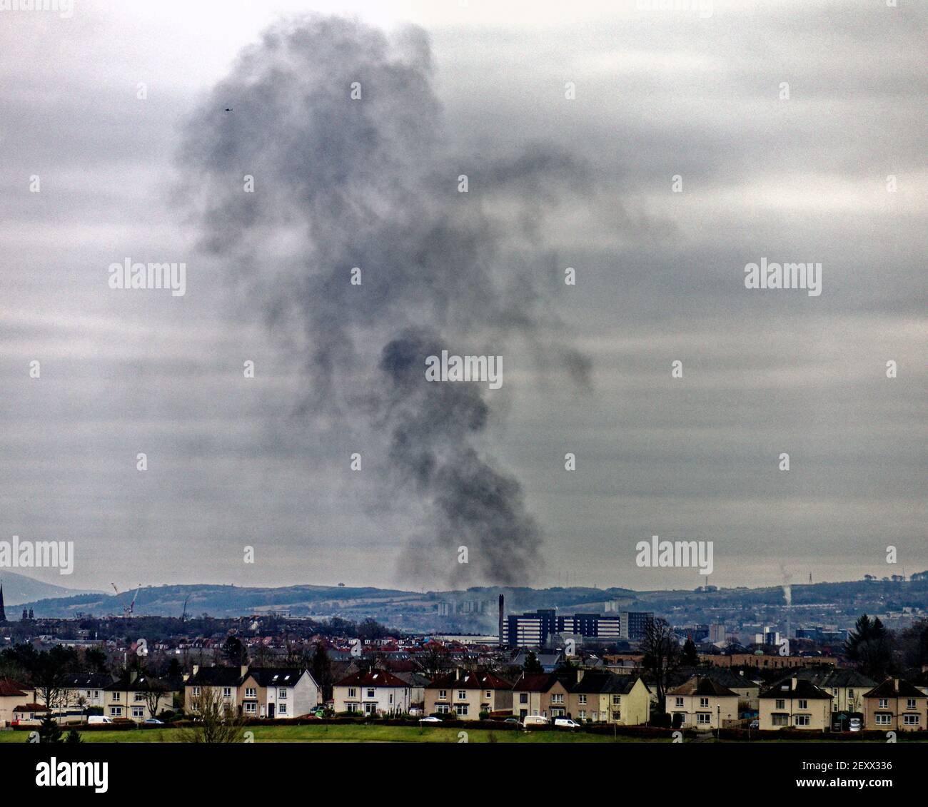 Glasgow, Schottland, Großbritannien. 5th. März 2021, Schwarzer Rauch in der Stadt von 5 Meilen entfernt gesehen Traveston: Crews besuchen Karawanenbrand als riesige Rauchwolke in der Stadt gesehen. Credit Gerard Ferry/Alamy Live News Stockfoto