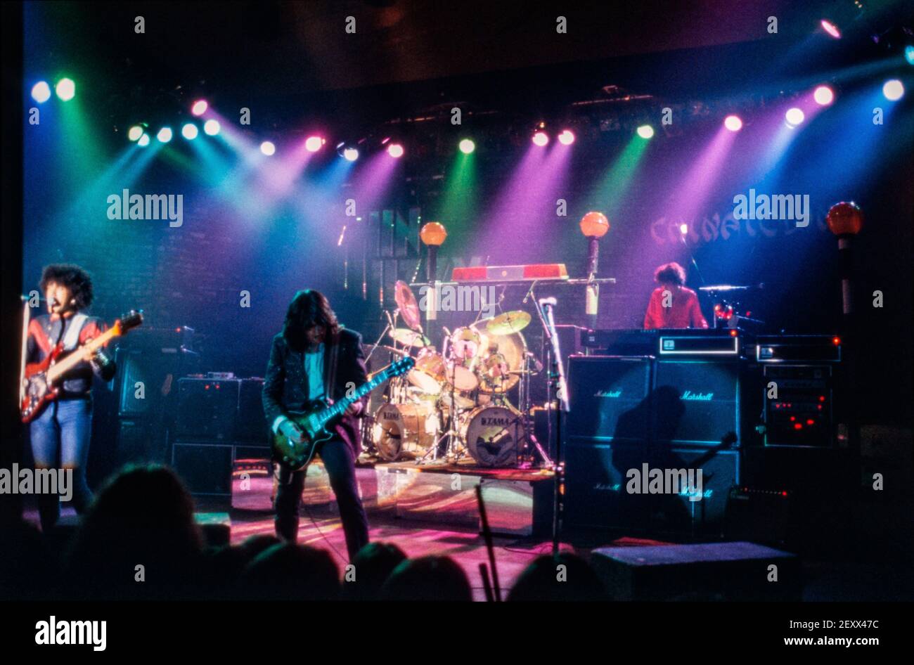 NIJMEGEN, NIEDERLANDE - 13 FEB, 1981 : Thin Lizzy mit Bassist Phil Lynott live auf der Bühne während eines Konzerts in den Niederlanden. Stockfoto