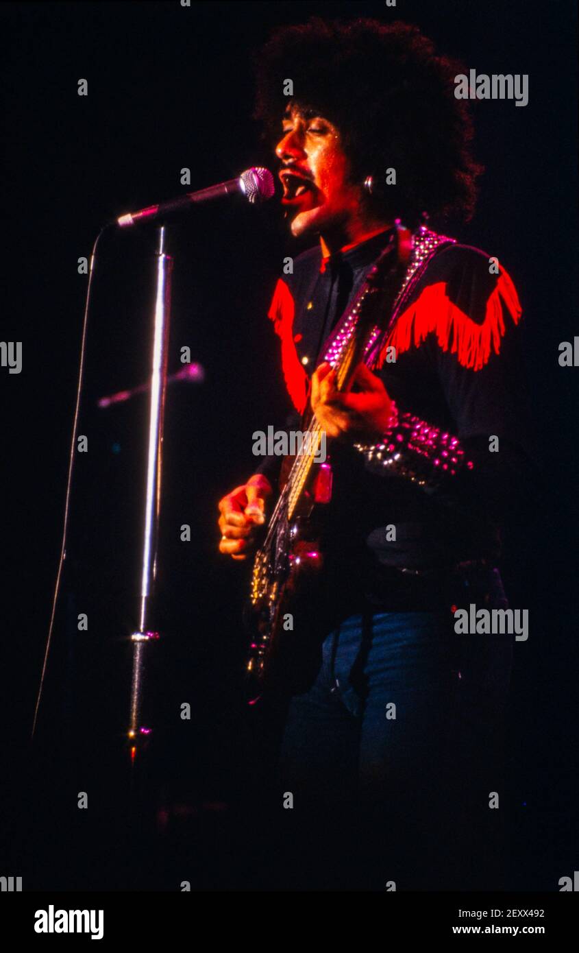 NIJMEGEN, NIEDERLANDE - 13 FEB, 1981 : Thin Lizzy mit Bassist Phil Lynott live auf der Bühne während eines Konzerts in den Niederlanden. Stockfoto