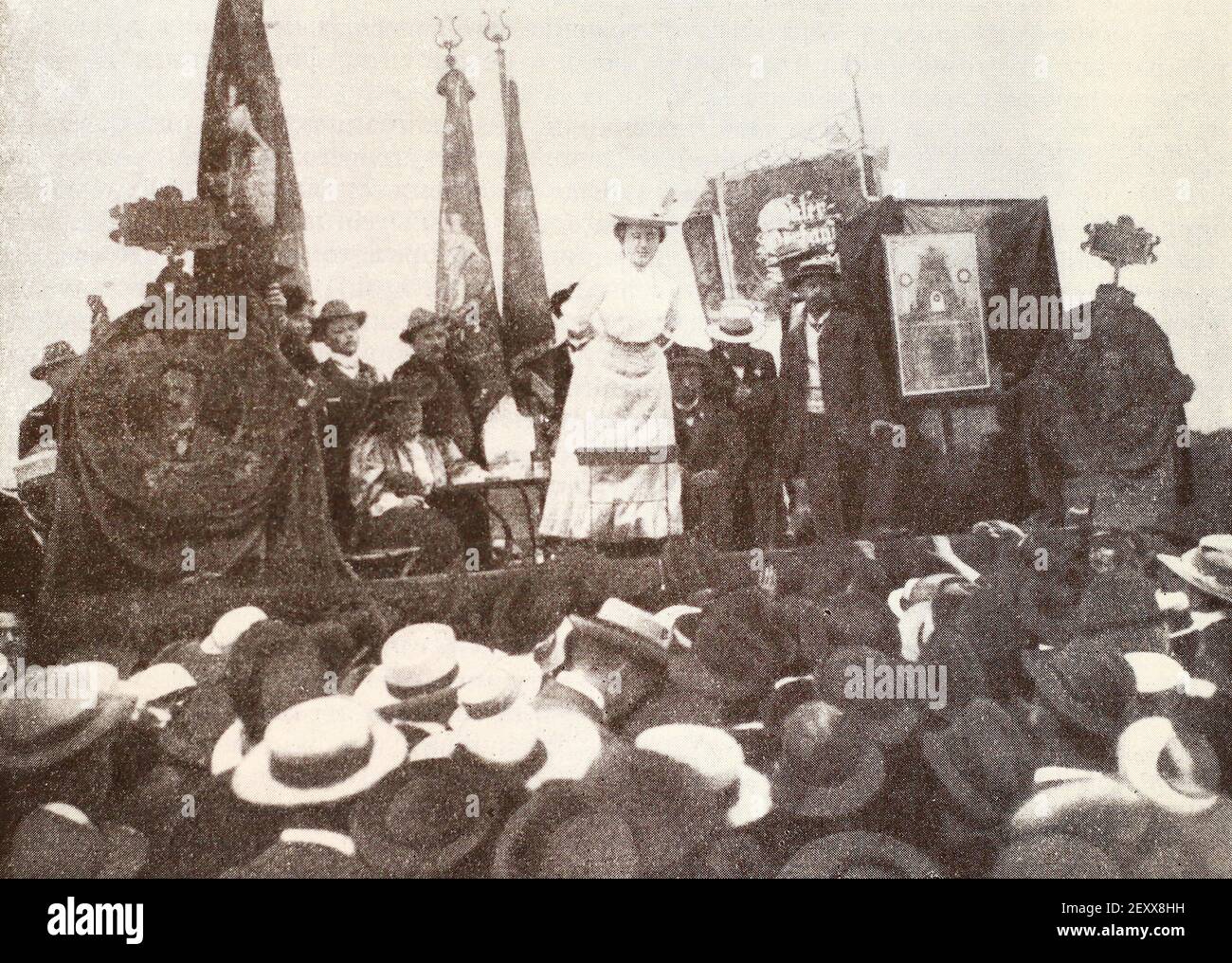 Rede von Rosa Luxemburg auf einer Kundgebung während des Stuttgarter Kongresses der Zweiten Internationale 1907. Stockfoto