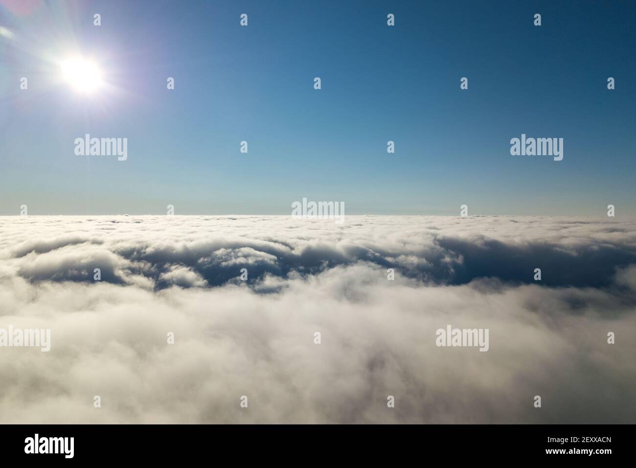 Luftaufnahme von oben von weißen geschwollenen Wolken in hellen sonnigen Tag. Stockfoto