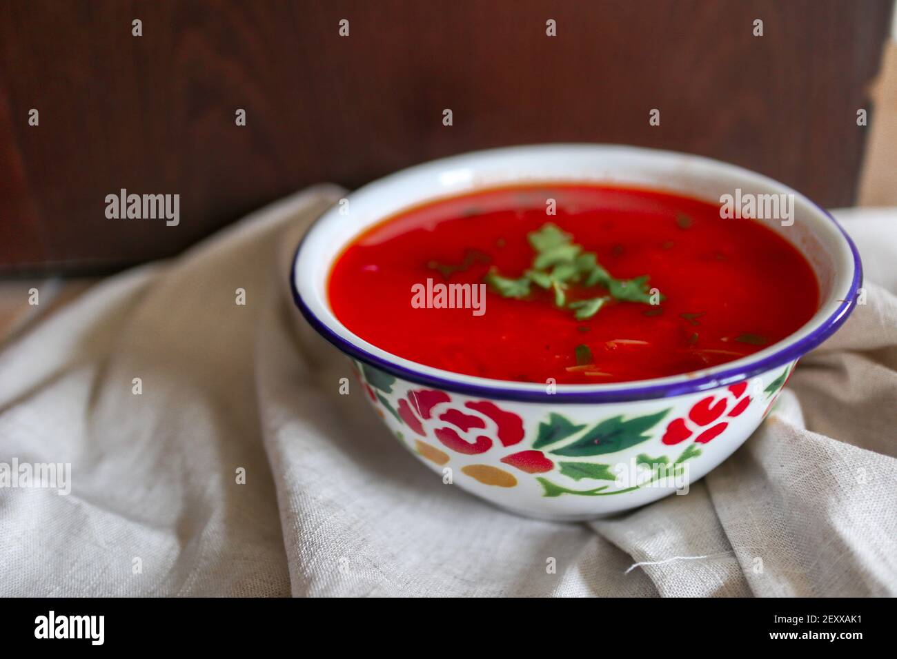 Nudelsuppe wird sehr einfach gemacht.Wir kochen Tomaten, salma und grüne Paprika werden hinzugefügt. Stockfoto
