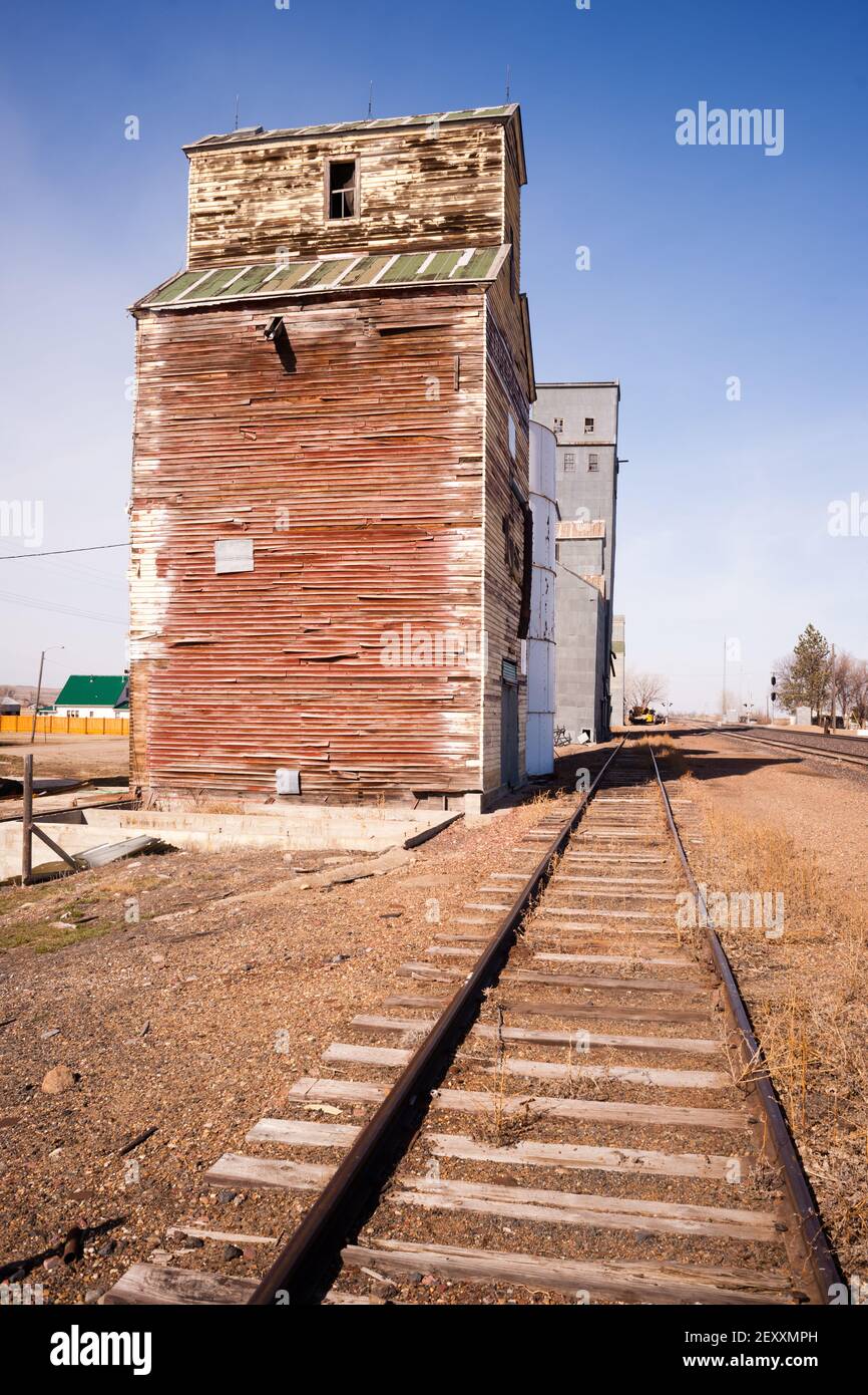 Forgotten Railroad Siding Train Tracks Wood Silo Building Stockfoto