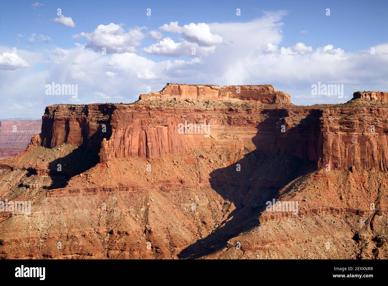 Schafer Canyon Majestic Buttes Puffy Clouds Blue Sky Canyonlands Stockfoto