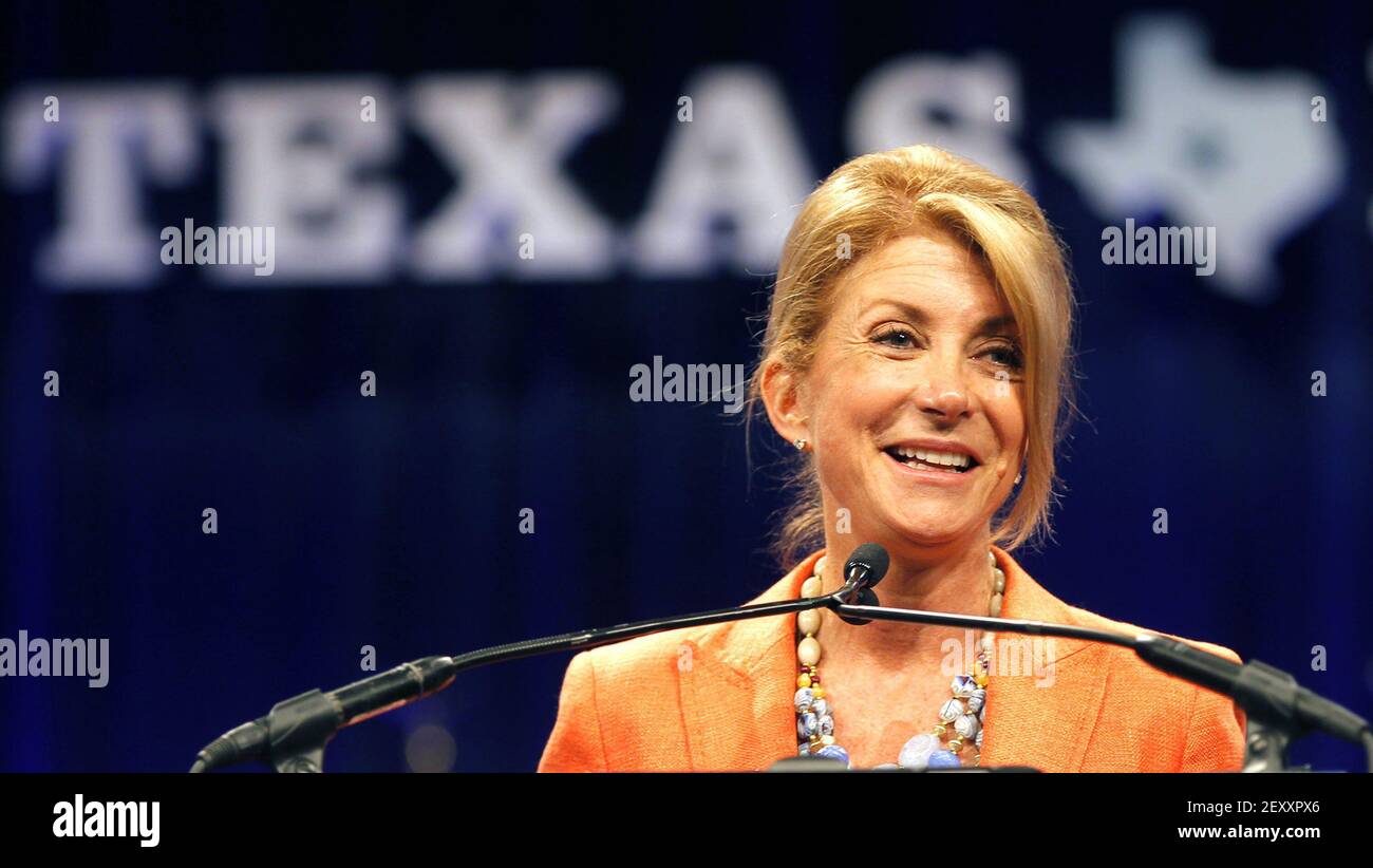 Die Texas State Senatorin Wendy Davis spricht zu den Delegierten, nachdem sie am Freitag, dem 27. Juni 2014, im Kay Bailey Hutchison Convention Center in Dallas auf der Democratic State Convention gesprochen hat. (Foto von Ron Jenkins/Fort Worth Star-Telegram/MCT/Sipa USA) Stockfoto