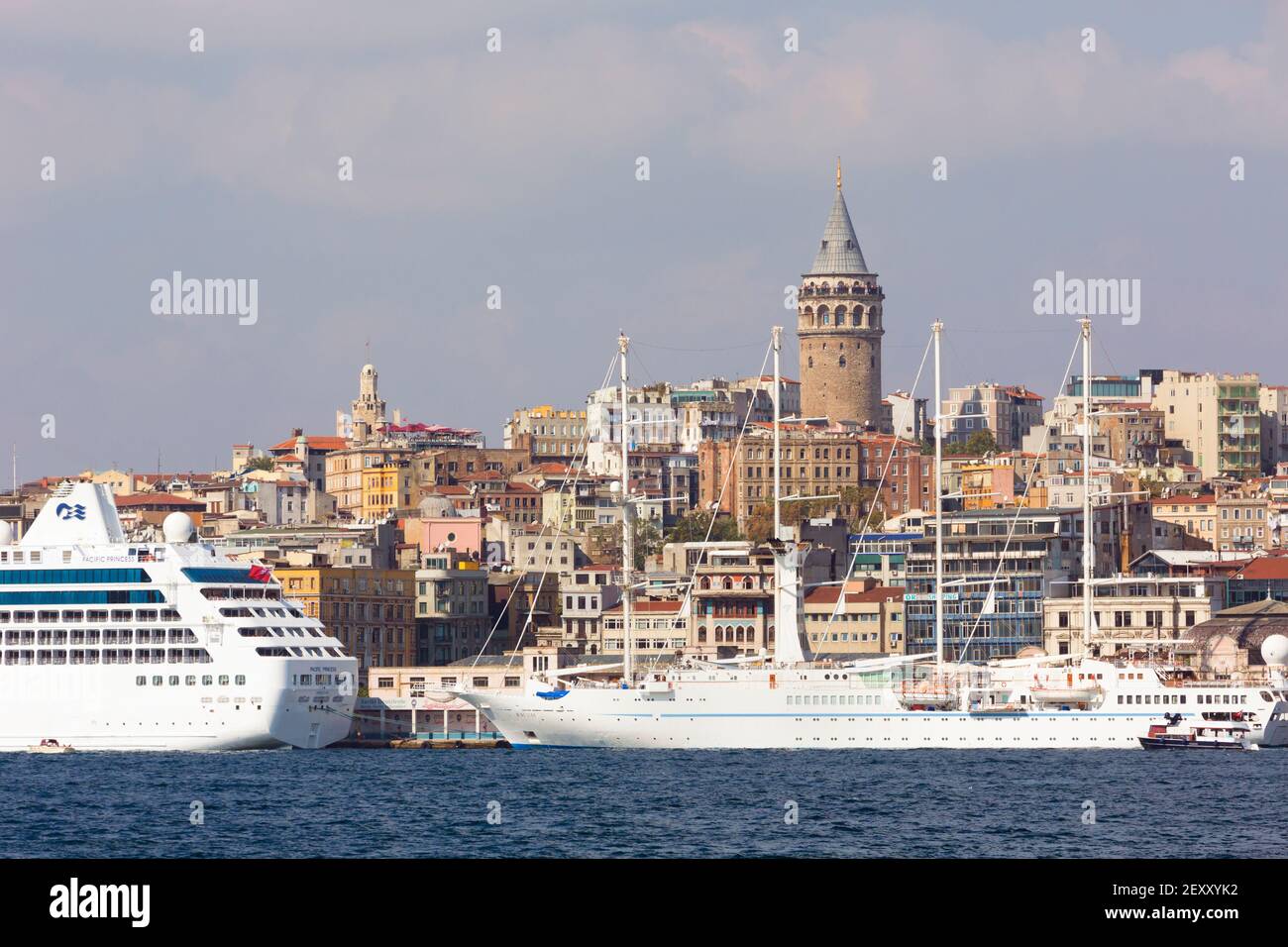 Istanbul, Türkei. Blick über das Goldene Horn auf den Galata Turm. Stockfoto