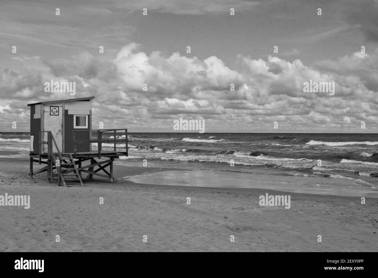 Rettungsturm an den Ufern des Meeres. Stockfoto