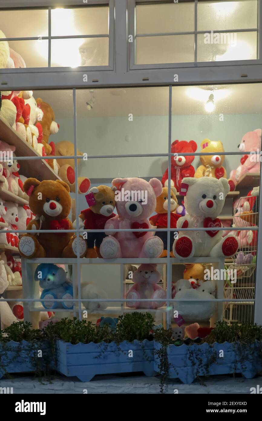 Eine Spielzeugvitrine mit hübschen Teddybären Stockfoto