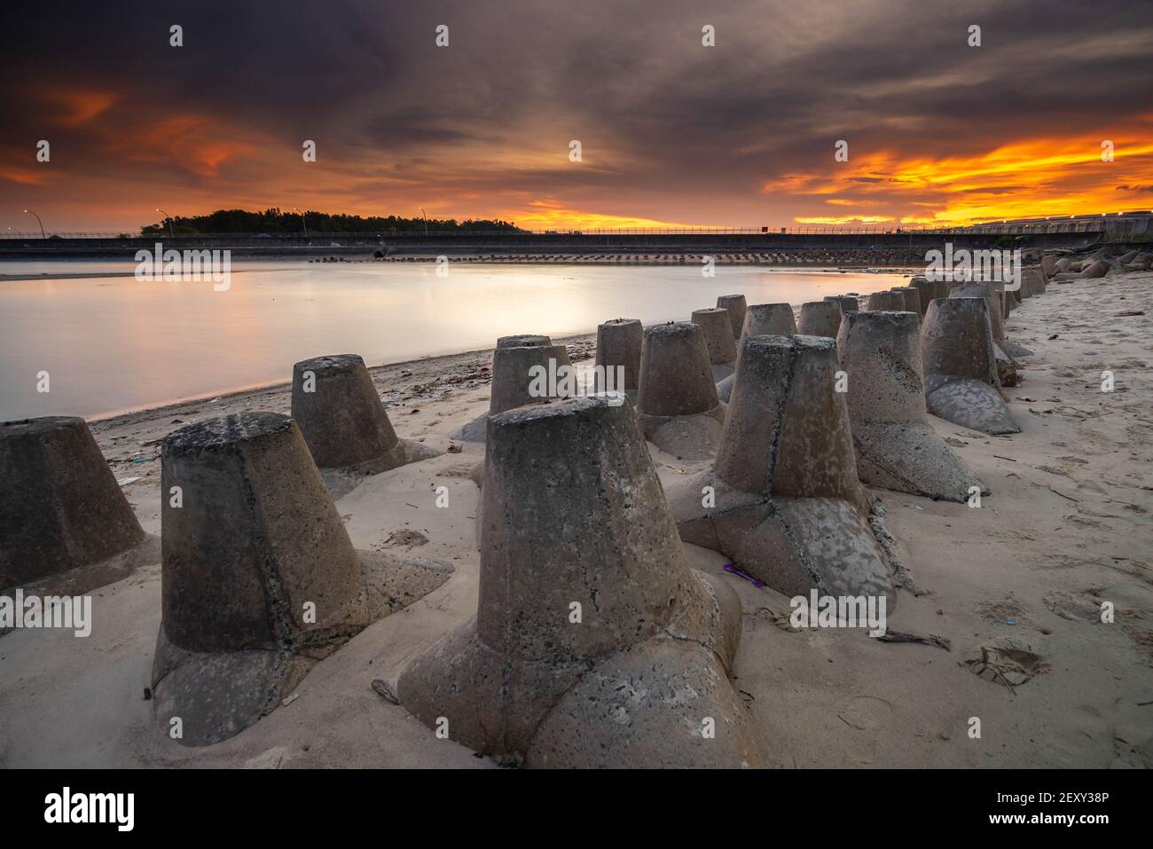 Blick auf den Sonnenuntergang in auri Beach, balikpapan, Ost-borneo, indonesien Stockfoto