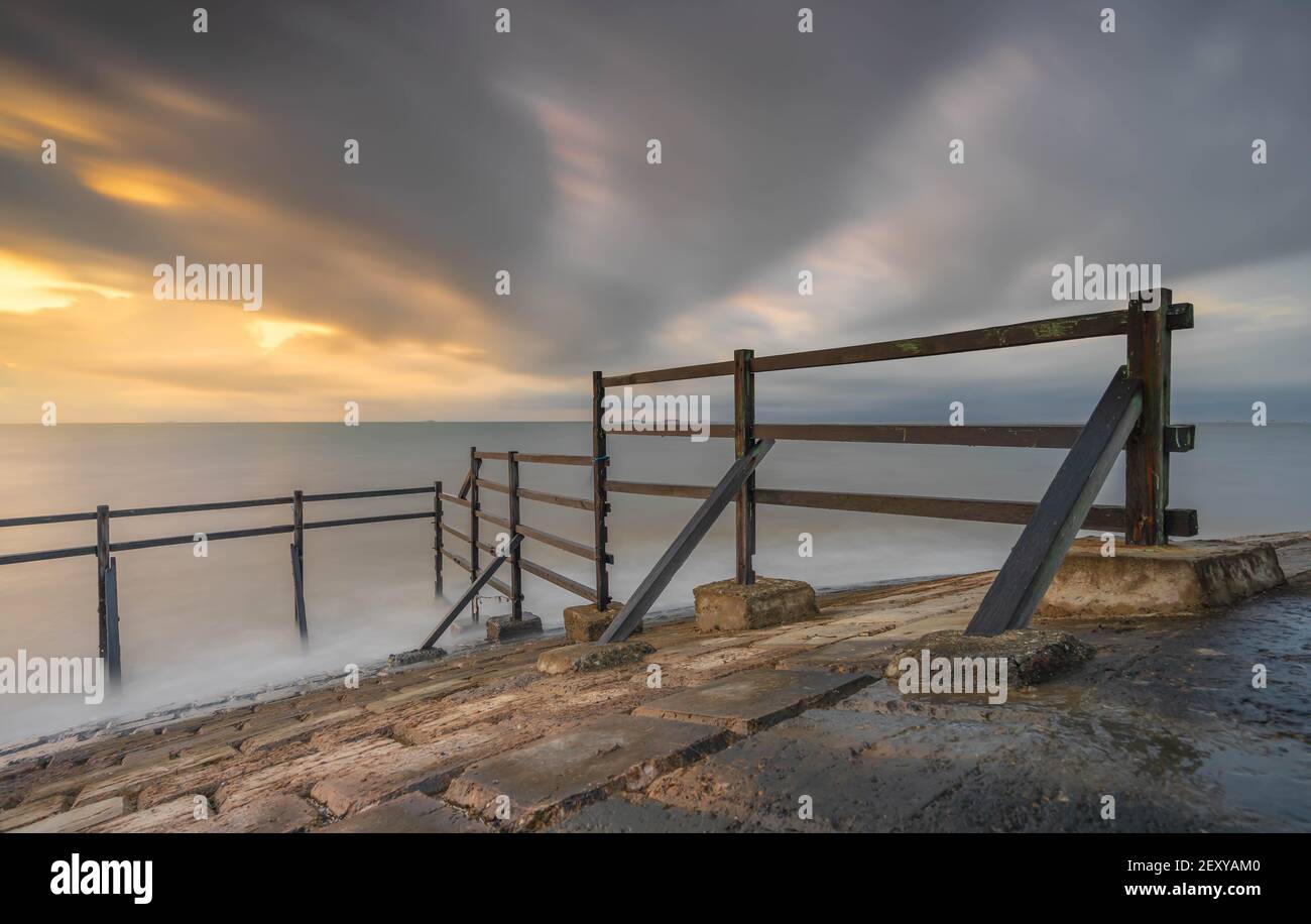 Ein Holzzaun bei Sonnenaufgang am Banua Patra Beach, Balikpapan, East Borneo, Indonesien Stockfoto