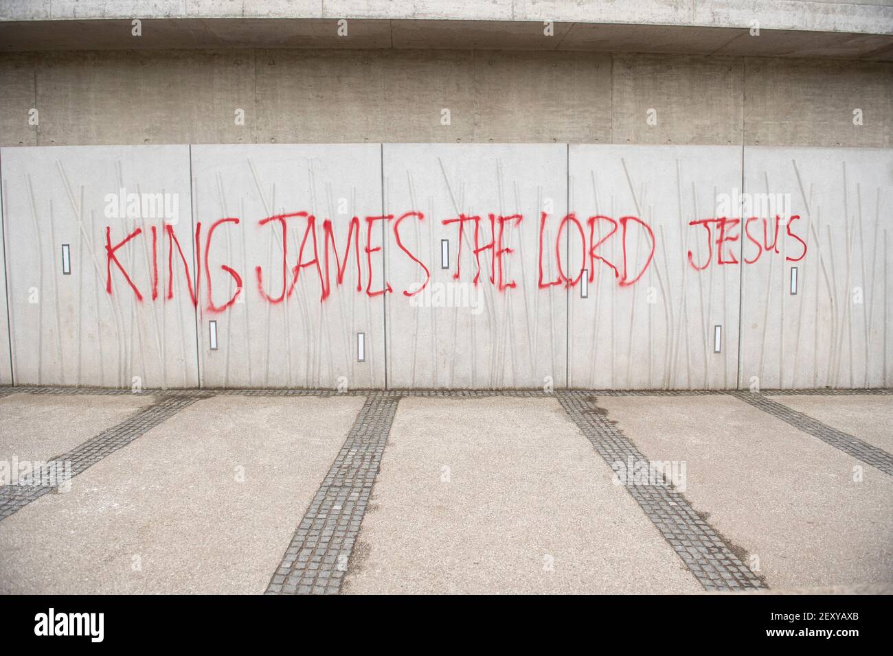 Edinburgh, Schottland, Großbritannien. März 2021, 5th. Im Bild: Rote Sprühgraffiti bedeckt die Vorderwand des schottischen Parlaments mit der Aufschrift „KING JAMES THE Lord JESUS“ Credit: Colin Fisher/Alamy Live News Stockfoto