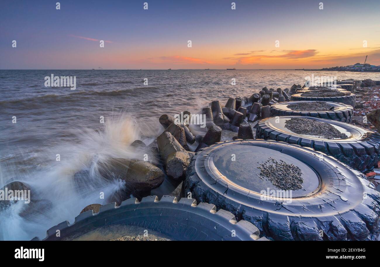 Eine Nachmittagsszene in der Ruko Bandar Küste, Balikpapan, Ost-Borneo, Indonesien Stockfoto