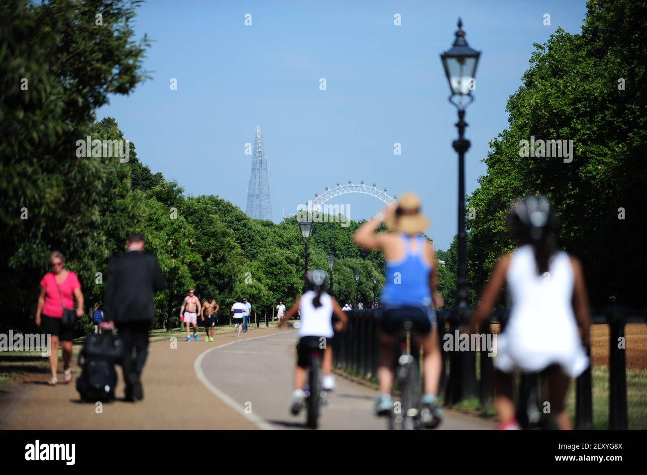 Der Shard und das London Eye am 18. Juli 2014 vom Hyde Park aus gesehen, am heißesten Tag des Jahres in London. (Foto von Alex Milan Tracy/Sipa USA) Stockfoto