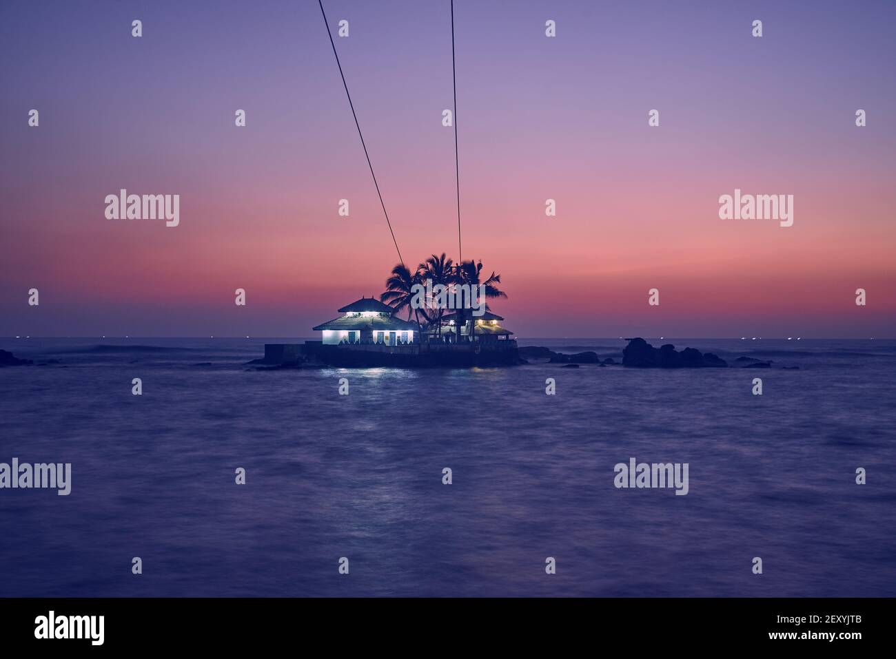 Schöne Seestück, eine kleine Insel mit einem Haus im Indischen Ozean bei Sonnenuntergang Hintergrund Stockfoto