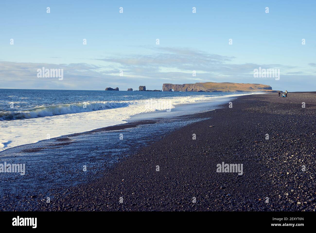 Blick auf die Küste mit schwarzem Sand in Island Stockfoto