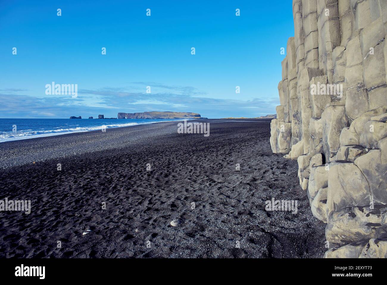 Küste des Atlantischen Ozeans mit schwarzem Sand in Island. Der Reynisfjara Strand. Stockfoto