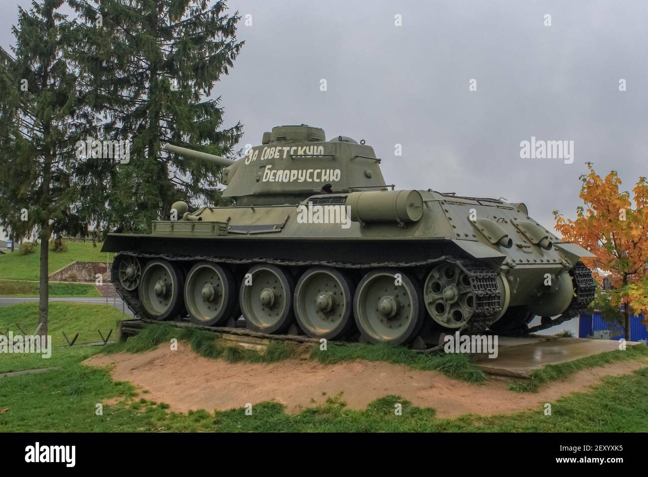 Minsk, Belaraus - 2. Oktober 2012: Der T-34 ist ein sowjetischer Mittelpanzer aus der Zeit des Zweiten Weltkriegs, der seit 1940 in Serie produziert wird. Die Maschine ist in installiert Stockfoto