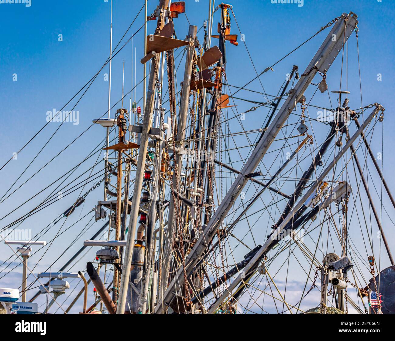 Detailbild der Takelage auf Fischerbooten im Dock an Gosmans Docks, in Montauk, NY Stockfoto