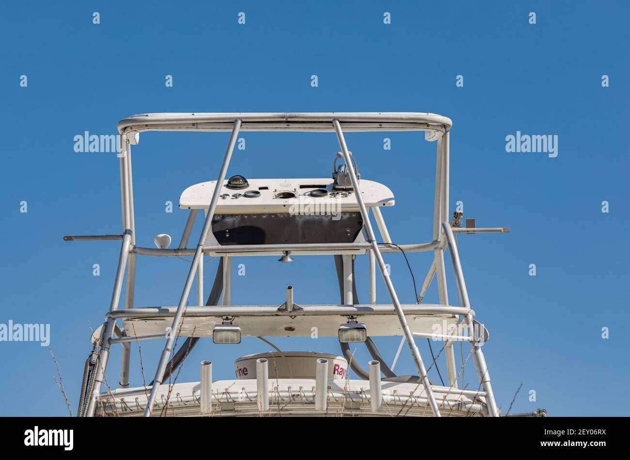 Rückansicht eines Mittelkonsolen-Turms auf einem Fischfang Boot Stockfoto