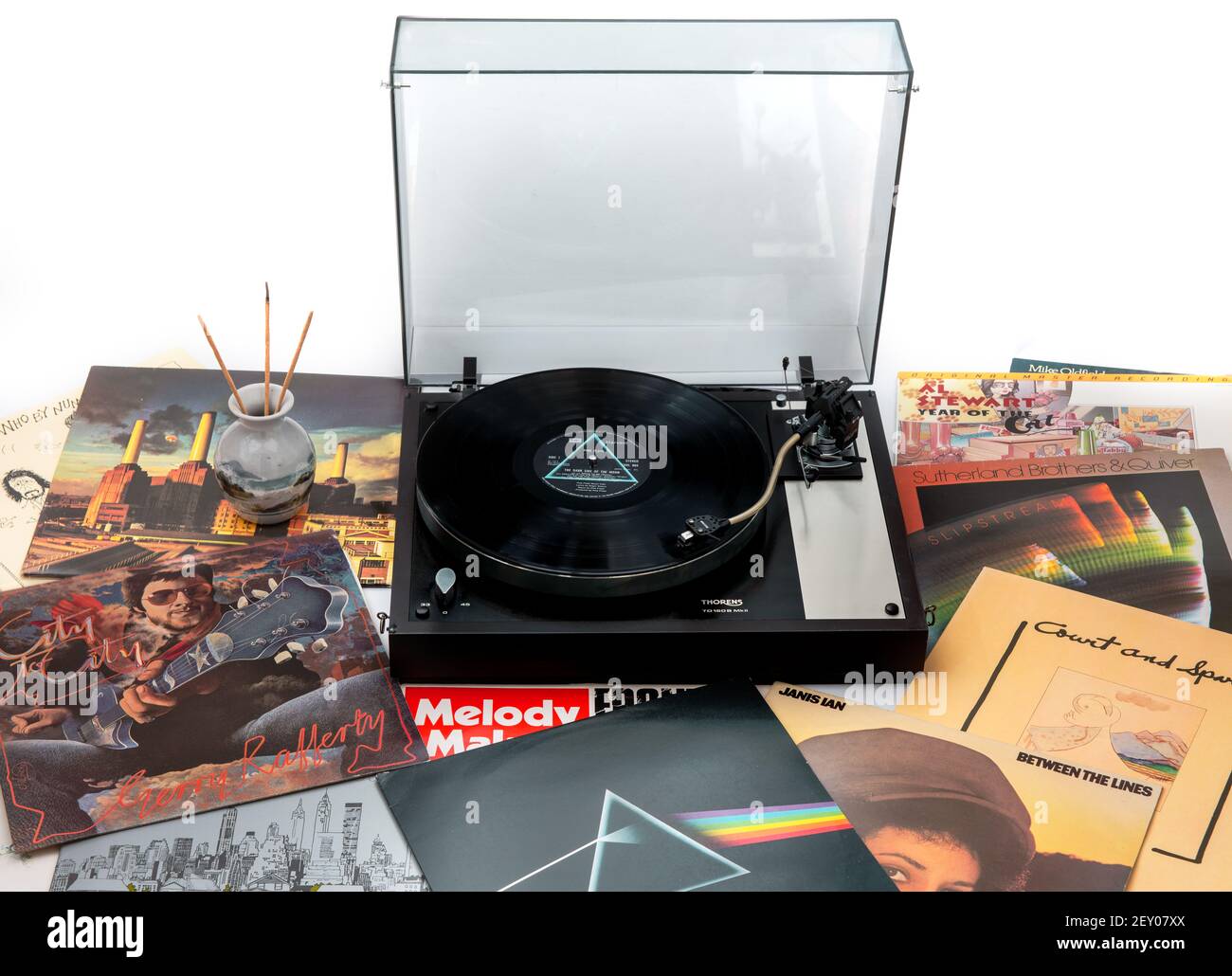 Retro-Audio. Old-Style HiFi Thorens TD160 Mk II B Plattenspieler Vinyl-Plattenspieler und 70er 80er Jahre LP-Plattenhüllen Stockfoto