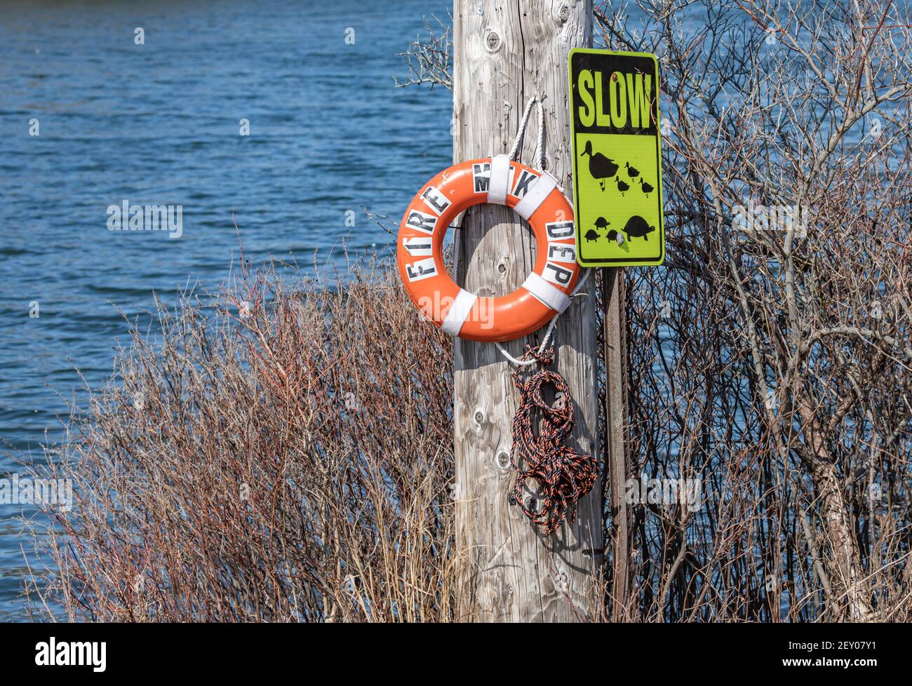 Detailbild eines Lebensretters und eines Straßenschildes in Montauk, NY Stockfoto