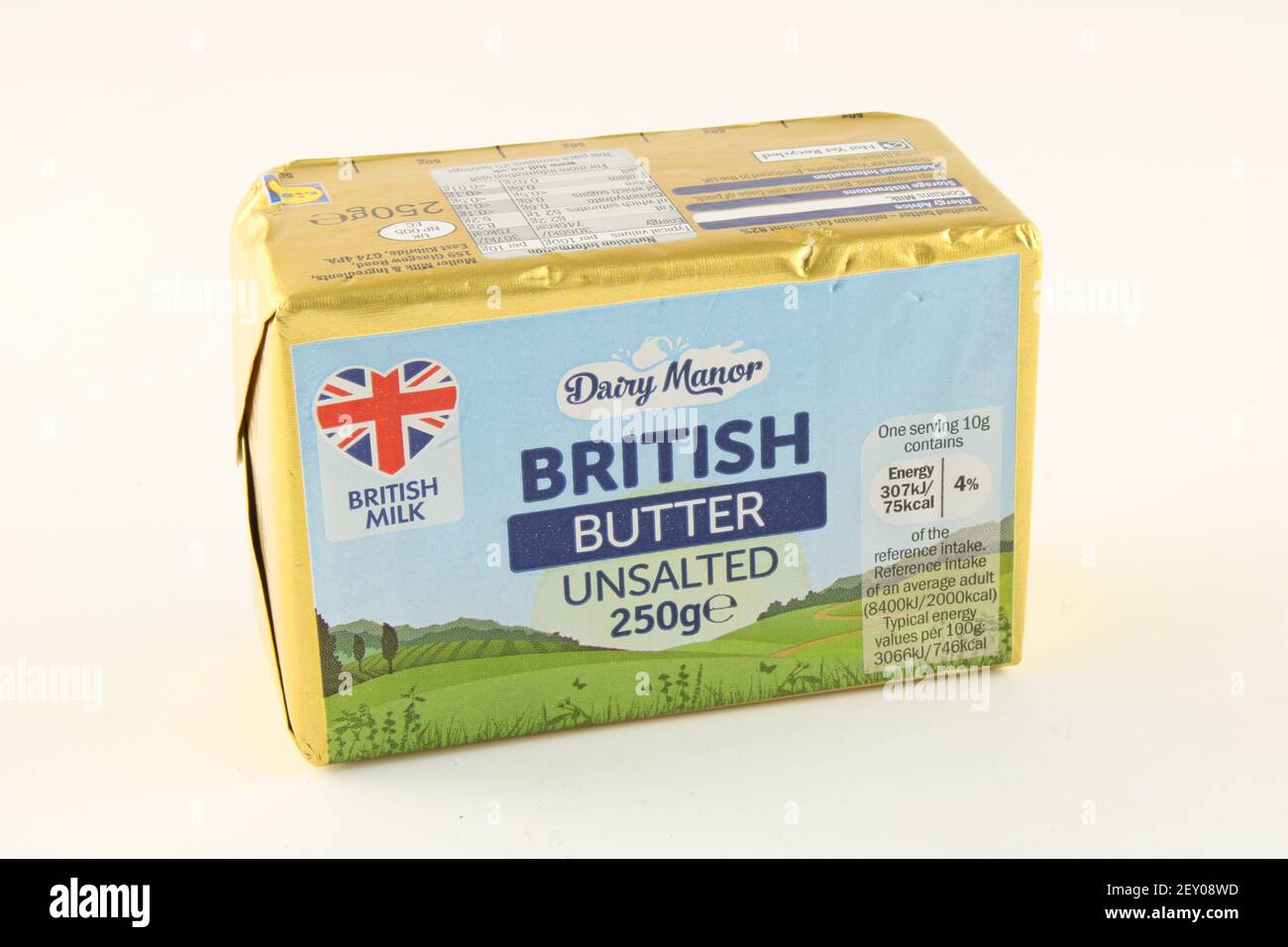Paket mit britischer ungesalzener Butter isoliert auf weißem Hintergrund mit Kopierraum Stockfoto