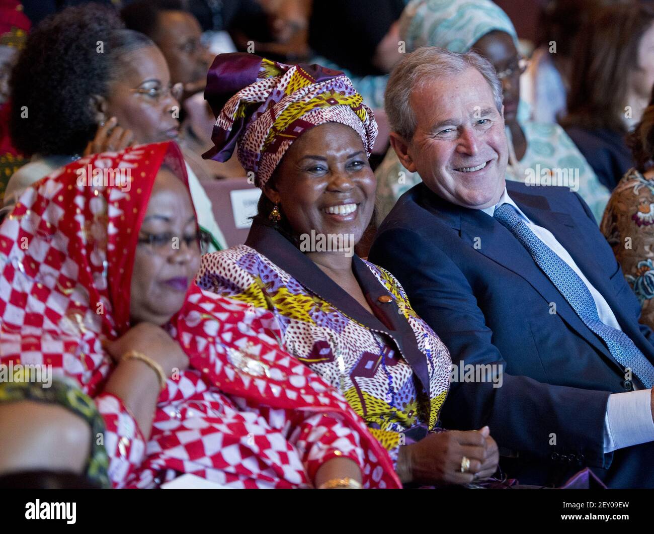 Der ehemalige Präsident der Vereinigten Staaten, George W. Bush, lächelt mit den Teilnehmern der Plenarsitzung "Investing in Our Future" am Mittwoch, den 6. August 2014, beim US-Afrika Leaders Summit im John F. Kennedy Center for the Performing Arts in Washington, D.C.. Von links nach rechts: First Lady Hadidja Abubakar Ikililou Dhoinine von Komoren; First Lady Constancia Mangue De Obiang von Äquatorialguinea; ehemaliger Präsident Bush. (Foto von Ron Sachs/Pool/Sipa USA) Stockfoto
