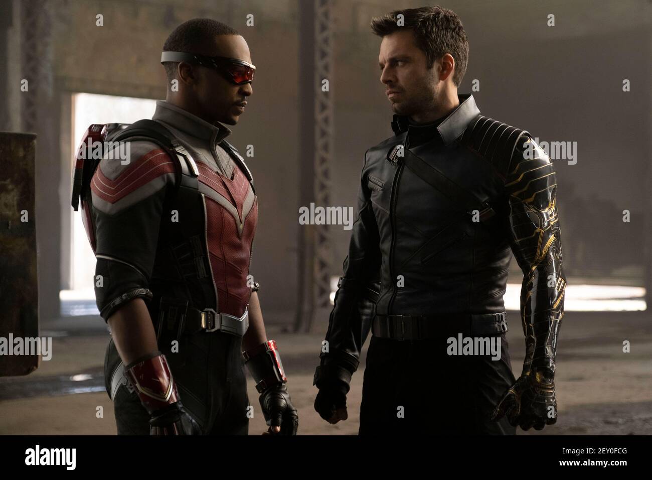 ANTHONY MACKIE UND SEBASTIAN STAN IN THE FALCON AND THE WINTER SOLDIER (2021), REGIE KARI SKOGLAND. Kredit: MARVEL STUDIOS / Album Stockfoto