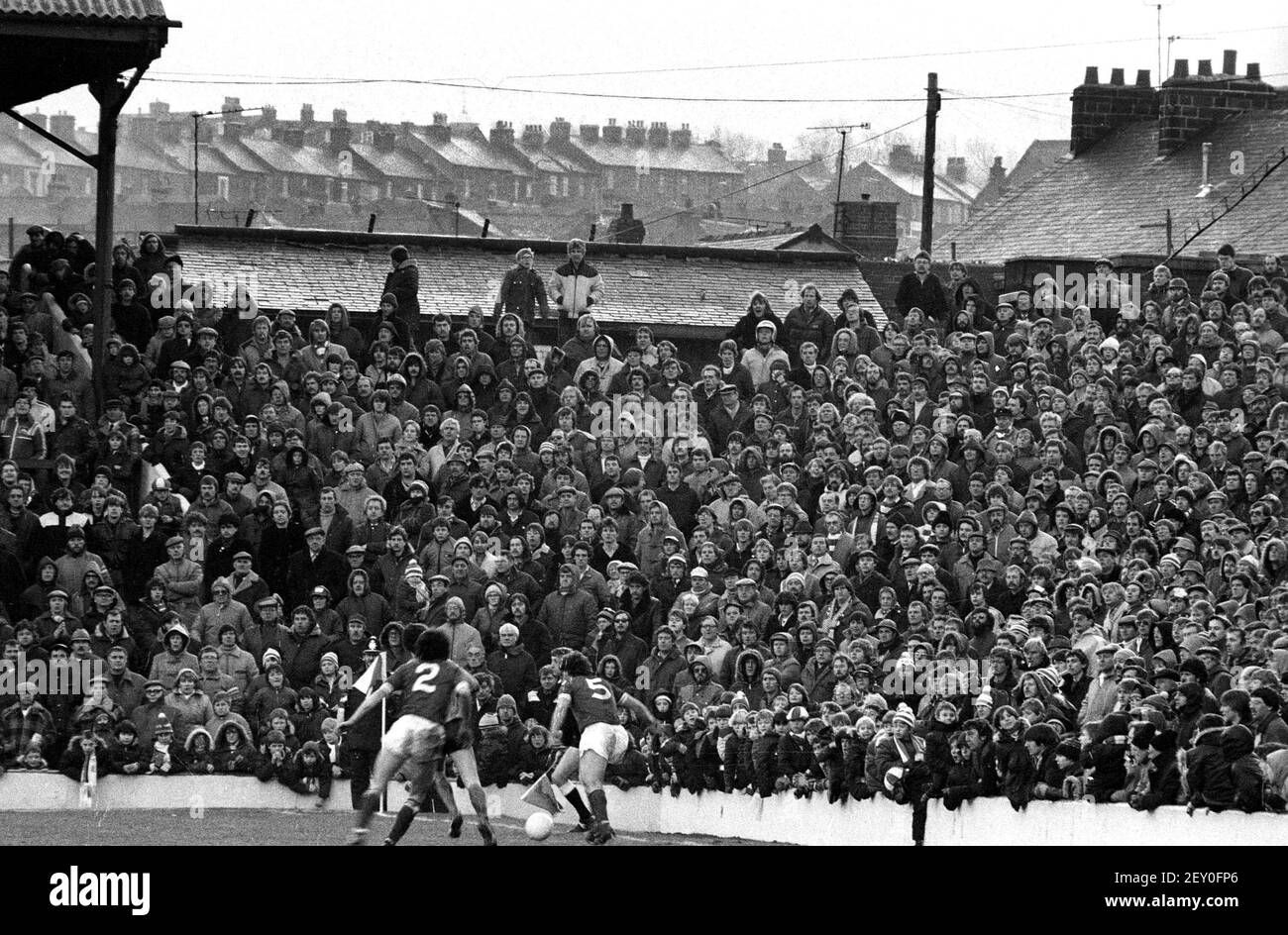 Fußballfans haben sich zusammengeschmissen und Barnsley gegen Wolverhampton Wanderers beobachtet, 05. Februar 1983. BILD VON DAVID BAGNALL Football Crowd Standing 1980s Stockfoto