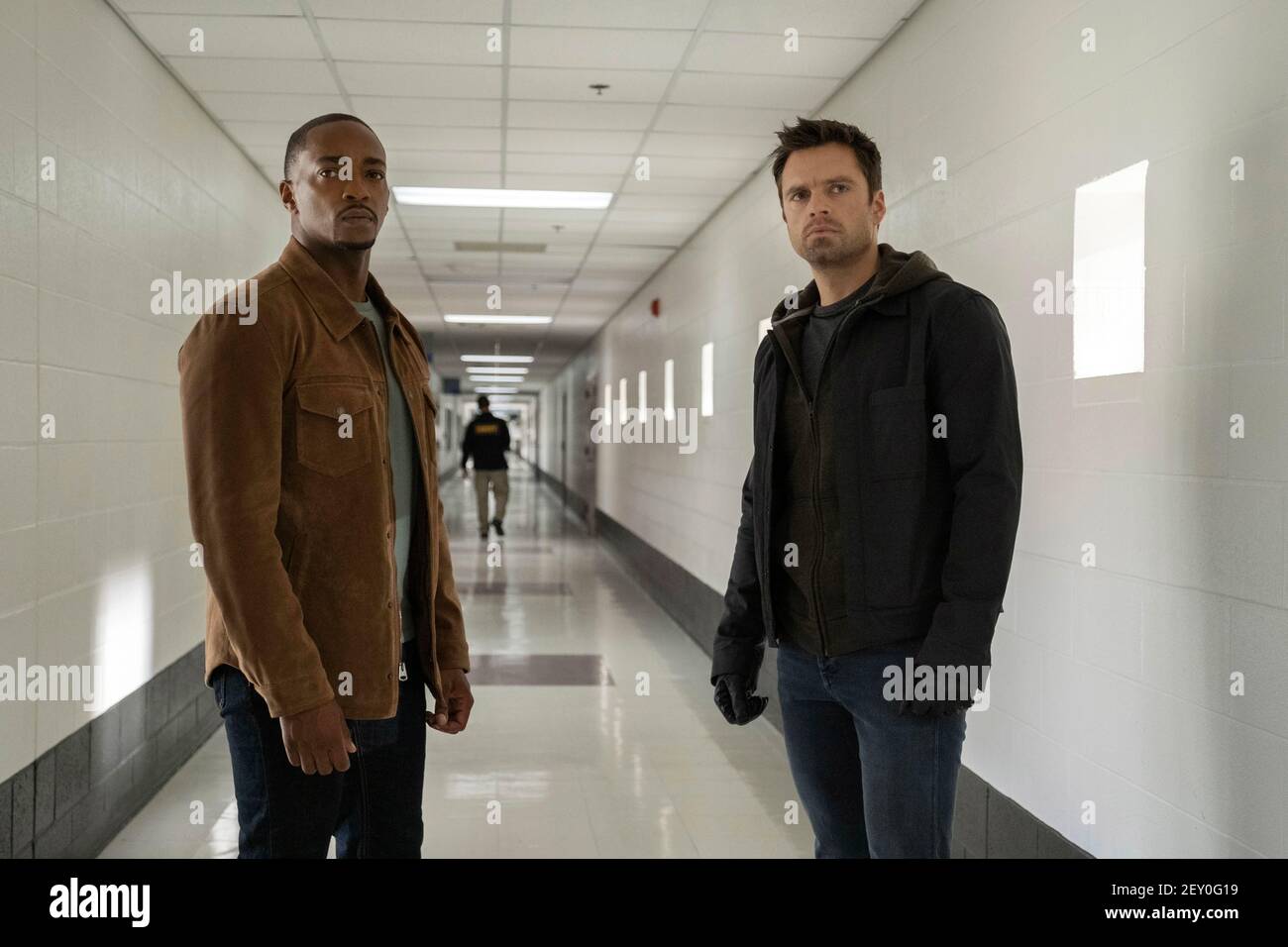 ANTHONY MACKIE UND SEBASTIAN STAN IN THE FALCON AND THE WINTER SOLDIER (2021), REGIE KARI SKOGLAND. Kredit: MARVEL STUDIOS / Album Stockfoto