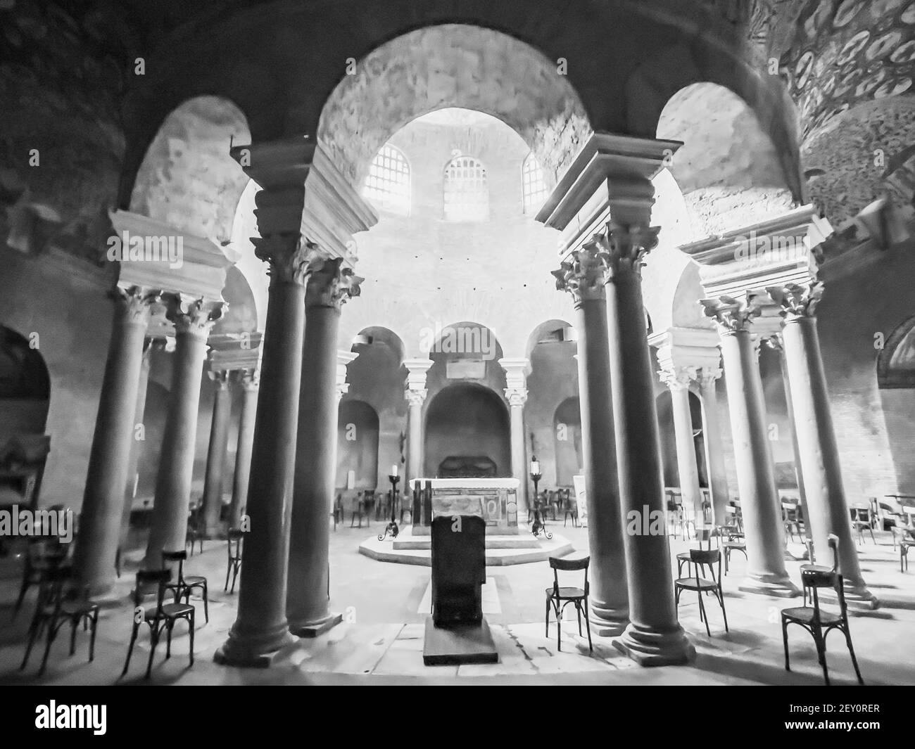 Schwarz-Weiß-Foto in Perspektive zeigt das Innere der alten kirche in Rom Stockfoto