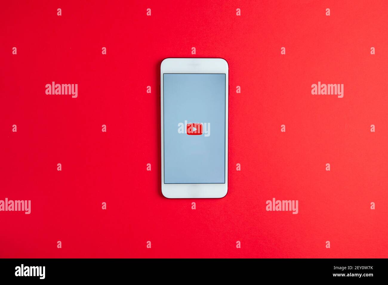 Spanien. 03, 05, 2021. Apple iPhone mit Youtube-Logo auf dem Bildschirm auf rotem Hintergrund. Stockfoto