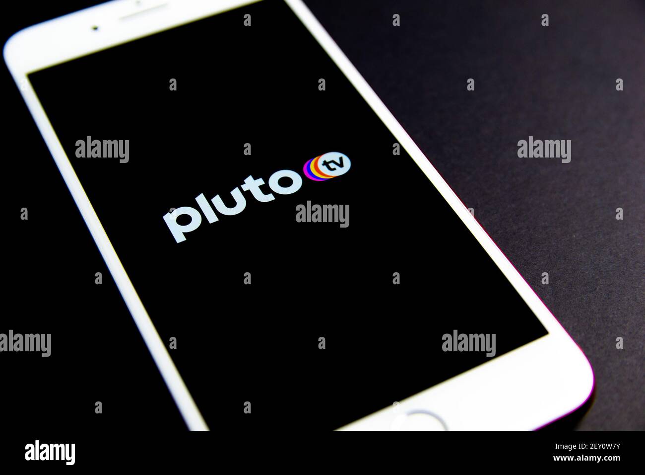 Spanien. 03, 05, 2021. Pluto TV App-Symbol in einem iPhone. Pluto TV ist ein kostenloser Live-Stream-TV und On-Demand-Video-Service von ViacomCBS. Stockfoto